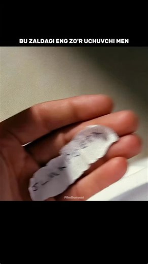 Filim dunyosi (rasmiy) on Instagram: "🔢Kino kodi:913 日本利用压电瓷砖将脚步转化为电能。这些瓷砖捕捉来自你脚步的动能。当你行走时，你的重量和动作会对瓷砖产生压力。瓷砖会轻微弯曲，从而产生机械应力。瓷砖内部的压电材料将这种应力转化为电能。每一步都会产生少量电荷，而数百万步结合在一起就能产生足够的电力来驱动 LED 灯、数字显示屏和传感器。在像涩谷车站这样繁忙的地方，每天大约有 240 万个脚步为这一系统作出贡献。这些电能可以被储存或立即使用，从而减少对传统电力来源的依赖，并支持可持续的城市基础设施。这种方法将日常运动转化为实用的可再生能源 #日本 #知识 #事实 #你知道吗 #推荐 科技 创新 历史 技术 实验 热门 日本利用压电瓷砖将脚步转化为电能。这些瓷砖捕捉来自你脚步的动能。当你行走时，你的重量和动作会对瓷砖产生压力。瓷砖会轻微弯曲，从而产生机械应力。瓷砖内部的压电材料将这种应力转化为电能。每一步都会产生少量电荷，而数百万步结合在一起就能产生足够的电力来驱动 LED 灯、数字显示屏和传感器。在像涩谷车站这样繁忙的地方，每天大约有