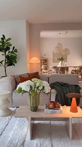 Un salon chaleureux. 🧡 🎥 @interioroverdose | ELLE Décoration