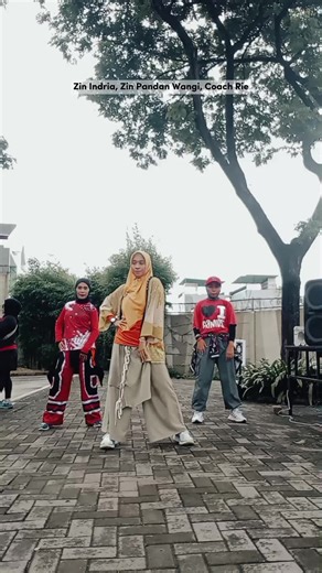 Terima kasih undangannya bunda @indria_virdawati 😊🩷 Green Lake City Tangerang Banten. Jauh banget main aku hari ini wkwkwk... Aku menikmati perjalanannya .. masyaAllah 😍 Dan terima kasih mba @rie_mulya sudah menyempatkan diri hadir walaupun bergumul dengan hujan. Moment kita bertiga, take video jangan sampai terlewatkan.. upload dan share.. tengkyuuu 😍😘 #zumbafitness #zumba #zincommunity #dancecardio #cardioworkout #fyp #danceworkout #dance