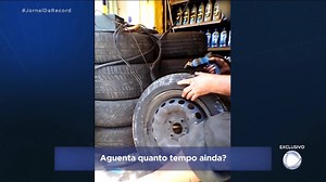 427K views · 3.1K reactions | Quando o pneu fica velho, careca, o dono, para economizar, manda o borracheiro abrir sulcos novos na borracha já desgastada. A riscagem da borracha ameaça não só a segurança de quem dirige, mas de todos que cruzam o caminho. Veja na reportagem! • Acompanhe a programação da Record TV 24h por dia e as íntegras de todos os programas pelo celular, tablet ou computador no PlayPlus. Acesse: PlayPlus.com | Jornal da Record | Facebook