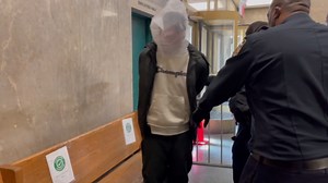 Potty-mouthed perp rages at cops to uncuff him in NYC court: video