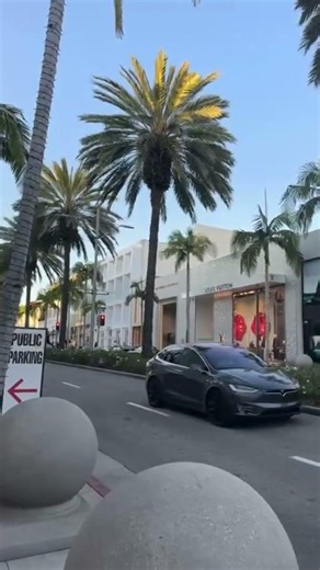 Walking through the legendary Beverly Hills!