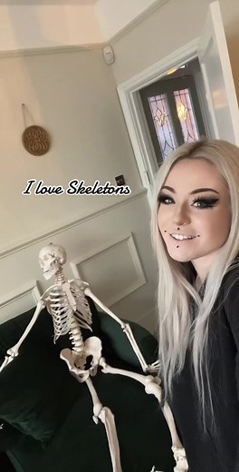 Wholesome gal #gothicc #gothgf #altgirl #alt #gothgirl #gothdecor #goth #emo