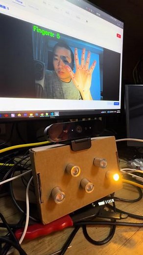 摄像头利用mediapipe模型识别手指数量，通过一个八路继电器输出模块控灯亮灭。#mediapipe #继电器输出 #AI视觉识别