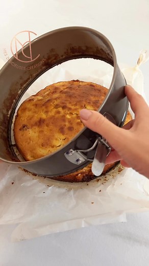 🥄 Gâteau au yaourt renversé aux pommes et poudre d’amande maison 🍎✨ Un grand classique revisité tout en douceur ! J’ai remplacé un pot de farine par un pot de poudre d’amande pour un moelleux irrésistible 😋 À l’intérieur, une pomme fondante, et sur le dessus, de jolies lamelles caramélisées… un vrai régal ! 👉 Ingrédients : 1 pot de yaourt nature (125 ml) 1 pot et ½ de sucre 2 pots de farine 1 pot de poudre d’amande ½ pot d’huile 3 œufs ½ sachet de levure chimique 1 c. à café d’extrait de van