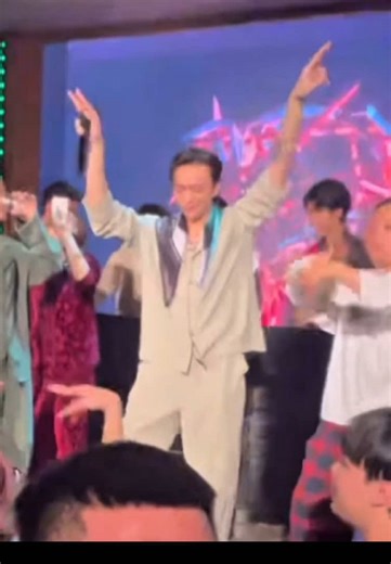 tay phải chỉ trời, tay trái chỉ trăng 🕺 anh em ơi quẩy lên nàooooo cre: story Vany Truong #SOOBIN #KINGDOM #viral #fyp