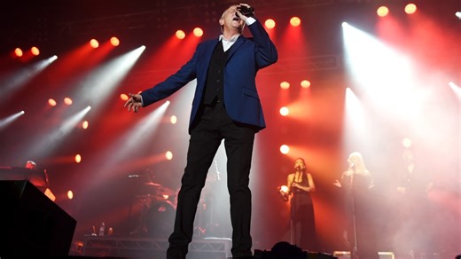 Entertainer John Farnham is back in hospital for treatment for a respiratory infection. Watch the full episode at www.skynews.com.au/flash | Sky News Australia