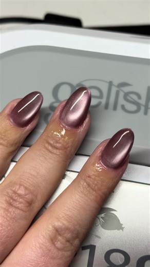 VERY easy, beginner friendly cat eye tutorial! Manipulating the metal particles in cat eye gel can be very complicated, especially for beginners. So try to play around and find a technique/ magnet pattern that gives you a result you love, and replicate the same magnet movement on all your nails. #nailtok #diynails #nailart #cateyenails #nailtutorial