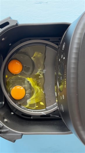 For perfectly fried eggs (without any flipping) follow this easy air fryer recipe! https://www.taste.com.au/recipes/air-fryer-fried-eggs-recipe/lh78g65s | Taste.com.au