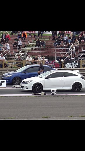Ford Focus ST vs Vauxhall Astra VXR - Drag Race #dragrace #fordfocus #focusst #astravxr #vauxhallastra