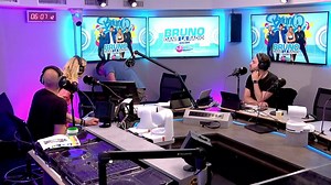 77K views · 839 reactions | On ouvre la valise de Christina en direct ! | Bruno Sur Fun Radio | Facebook