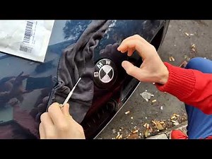 Comment remplacer l'emblème du capot avant d'une BMW.