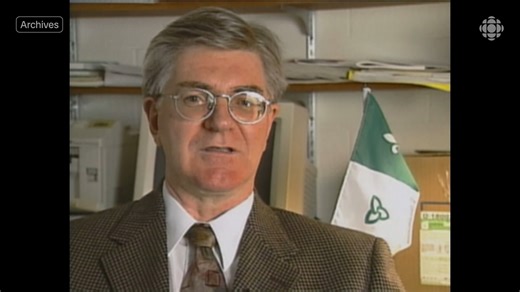 Il y a 50 ans, le drapeau franco-ontarien voyait officiellement le jour. La création du drapeau est née d’un véritable besoin culturel : offrir à la communauté franco-ontarienne un symbole qui lui est propre. Le concepteur du drapeau, Gaétan Gervais, explique que le vert représente l’été et le blanc l’hiver. Les deux symboles représentent la double appartenance française et ontarienne. Au fil des années, le drapeau est devenu bien plus qu’un symbole culturel : il incarne aussi les luttes et la r