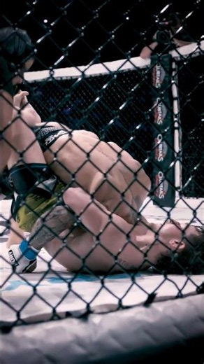 💪🏻 Michael McCaffrey secures the guillotine victory over Lou Raimo in Round 1 | CFFC 157