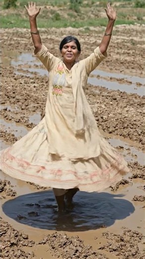 what a lady dancing in mud so funny come and dance #shorts #shortsfeed #mud #dance #funny #ladygirl