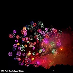 Ballun fl-għeluq tal-ispettaklu tan-nar - Diamonds in the Sky, mill-Għaqda tan-Nar 23 t'April fil-Festa ta' San Gorg f'Ħal Qormi- is-Sibt 28 ta' Ġunju, 2025! #fireworks #maltesefireworks #malta | Mill-Festi Tradizzjonali Maltin