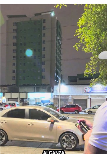 Linterna táctica: Potente y resistente para apagones