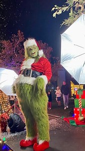 Mark you calendars the the 8th Annual Fresno Winter Festival returning to the prestigious River Park Shopping Center on Tuesday, November 28, 5-9! The River Park Farmers Market hosts this annual Holiday Tradition filled with fun for the whole family!! Enjoy a wide array of tasty hot cocoas, holiday baked favorites and FREE FAMILY FUN! The annual Pre Christmas event will take place every Tuesday at the River Park Farmers Market leading up to Christmas. Shop incredible artists and holiday crafters