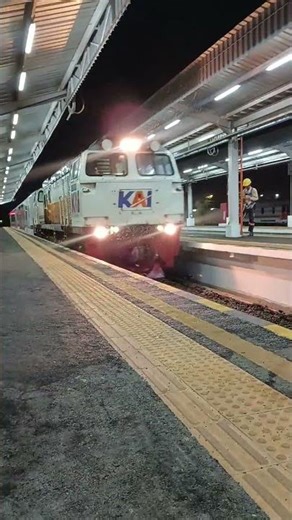 menunggu kereta distasiun purwokerto