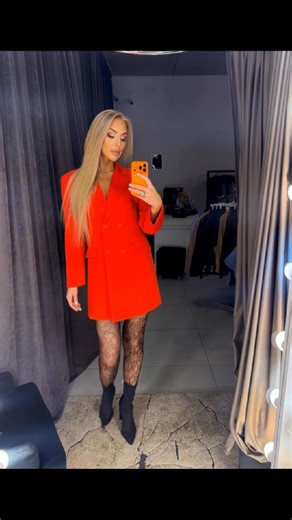 „Raudona, kuri kalba“ Artėjant Valentino dienai, ši vieno universalaus dydžio suknelė tampa tuo pasirinkimu, kuris kalba už tave. Prisitaikantis siluetas, sodri raudona spalva ir jausmas, kai pakanka tiesiog pasirodyti. #ValentinoDiena #RaudonaKlasika #EMEboutique | EME boutique