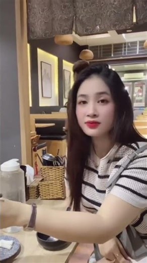 “Bạn có muốn ăn sáng cùng cô gái này không?”