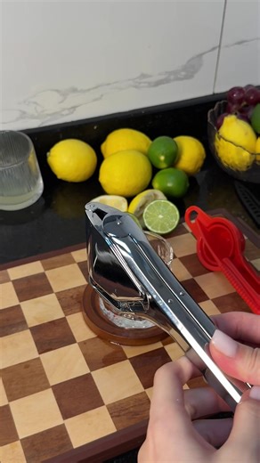 This lemon squeezer is a game-changer!Why did I hand-squeeze for so long? #juicersqueezer #limon #lemon #tiktokshopjumpstartsale #lemonsqueezer #kitchenhacks #kitchengadgets #tiktoklongs #juicer #gamechanger