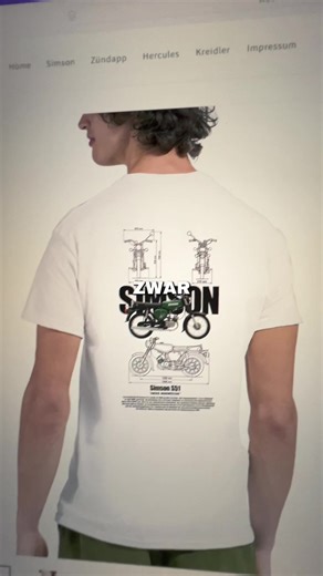 Wie findest du die? Schreibe es jetzt in die Kommentare!👉 Endlich passende und gutaussehenden Simson S51 T-Shirts gefunden, aber was ist die S51 überhaupt? Die Simson S51 ist nicht einfach nur ein Kleinkraftrad – sie ist ein Stück Zeitgeschichte auf zwei Rädern, ein technisches Phänomen und für viele der Inbegriff von Freiheit auf märkischem Sand oder asphaltierten Landstraßen. Zwischen 1980 und 1991 in Suhl (Thüringen) produziert, löste sie die S50 ab und wurde mit über 1,6 Millionen gebauten 