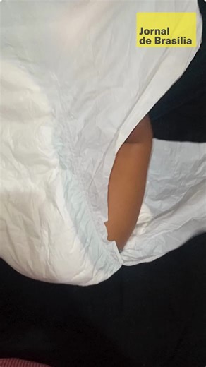 😂🍼 Suelen conta no vídeo o dia em que pediu para o esposo comprar fralda para o bebê. Até aí, tudo normal. O problema veio quando ele chegou em casa com a “solução”: uma fralda geriátrica tamanho GG, como se fosse a escolha mais óbvia do mundo. 🤣 O humor da cena está no mal-entendido clássico e na diferença absurda entre o que foi pedido e o que foi entregue. No fim, vira aquela história típica de casa que rende risada justamente porque parece impossível — mas aconteceu. 📹: suellenrosa95 | m