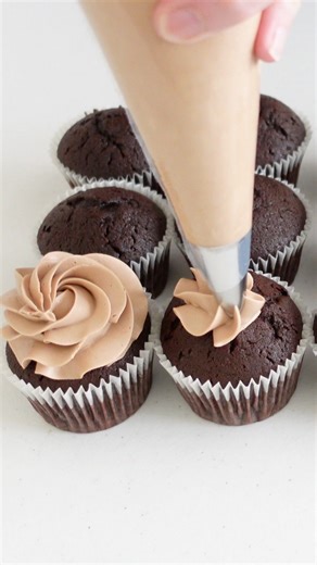 Hot Fudge Sauce Buttercream. Recipe in comments ⬇️ | Cupcake Savvy