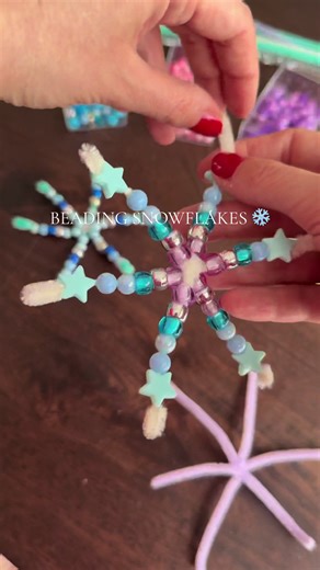 Beading snowflakes for tiny hands ❄️ So simple but so fun and she loved choosing every single bead herself 💕 #toddleractivities #finemotorskills #toddlerfun #easykidscrafts #creativekids