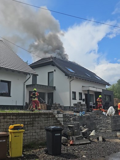 🚨 Dachstuhlbrand nach Blitzschlag in Krombach! ⚡🔥 Heute am 14.05.2026 gegen 13:20 Uhr wurden Feuerwehr, Polizei und Rettungsdienst in die „Alte Landstraße“ alarmiert. Schon auf der Anfahrt war eine Rauchwolke über dem Ort zu sehen. ⚡ Laut Anwohnern schlug ein mächtiger Blitz direkt in das Haus ein. Kurz zuvor hatte es noch stark geregnet. 👨‍🚒 Die Feuerwehr brachte sofort die Drehleiter in Stellung und begann den Löschangriff von oben, während weitere Kräfte im Innenangriff gegen die Flammen