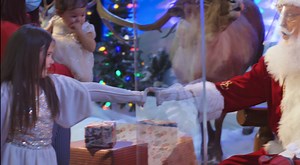 Santas Inside Glass Boxes Because Of COVID Are Coming To Scare TF Out Of All The Little Children