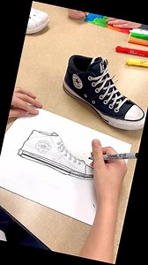 Observational drawing time! ✍️👟🩷 5th graders love-LOVE drawing their own shoe from life. (Art teachers may be bored with this tried and true classic, but my students look forward to it). First, we warm up with blind contour drawing to FREE our minds from perfection. Students DELIGHT in this process! The big payoff is that they learn to focus on drawing the contours and shapes we actually see. Versus drawing the mental template/idea of the thing we hold in our mental library. Then, I demonstrat