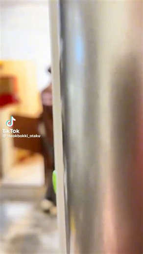 TikTokより「店長が本日72回目のSWIMを聴いてる。助けてください😱」と、ジョングクのパート部分でノリノリの福岡 韓国料理店「トッポギオタク」店長の後ろ姿にほっこりしました💖