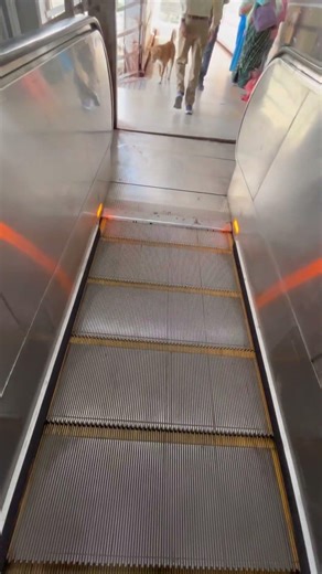Funny escalator prank😂wait for end 😜 #shorts #comedy #funny #viral #escalator