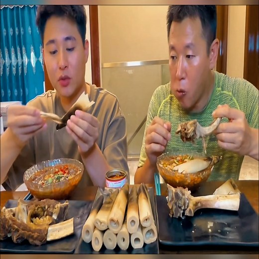 🤣 Funny Family Showdown: Noodle Slurping & Chicken Crunching! #fblifestyle #FunnyFamily #FamilyFun #EatTogether #FamilyTime #FoodFun #YummyTime #LaughTogether #FamilyLaughs | Yummy ASMR