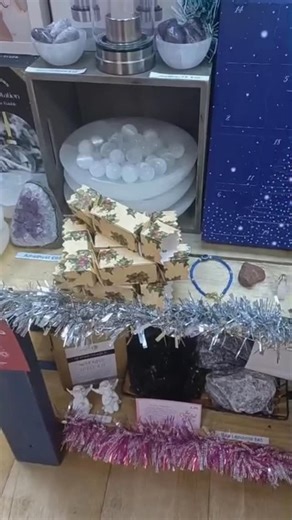 ✨Pink Friday Special - Crystal Christmas Crackers✨ Sparkly. Festive. Totally us. These crackers look traditional on the outside, but inside you’ll find a real crystal tumble 🩷 chosen to bring magic to your Christmas Day. Each cracker includes one of these beauties: • Black Obsidian — Protection • Rose Quartz — Love • Snow Quartz — Calm • Tiger’s Eye — Courage • Strawberry Quartz — Joy • Amazonite — Confidence PLUS a lucky Chinese coin for luck in 2026! 🍀 Perfect as stocking fillers, table deco