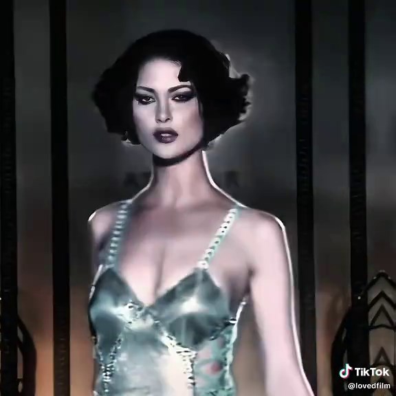 Shalom Harlow: Iconic 90’s Runway Model Walk