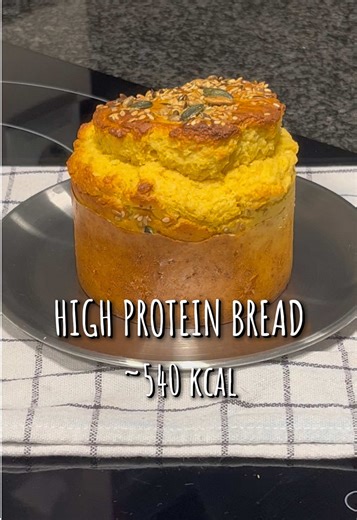 I needed a quick bread for tomorrow’s breakfast to take with me… but I had no bread at home. So I made this chickpea bread using the chickpea flour I had at home! As always, it’s high-protein, low-cal, oil-free, and of course gluten-free and lactose-free. Here are the ingredients: \t•\t1 cup chickpea flour \t•\t½ cup fat-free lactose-free yogurt (125g) \t•\t1 small egg \t•\t1 tsp baking powder \t•\t½ tsp salt Mix, bake at 180°C for 30–35 minutes, let it cool, done! Benefits of chickpea flour: ✨ 