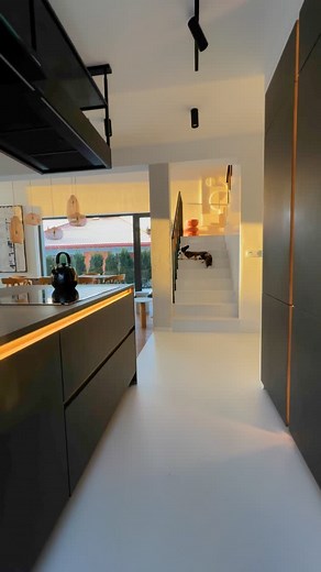 Nasza idealna stodoła on Instagram: "Dobrego dnia 🤍 i dobranoc 😂 #livingroom #nowoxzesnastodoła #modernhome #nowoczesnewnętrze #whitestairs #mikrocement #kuchnia #białapodłoga #whitefloor #home #okna #dom #domtypustodoła #domzantresolą #stolik #stolikpomocniczy #pianino #lazy #interior"