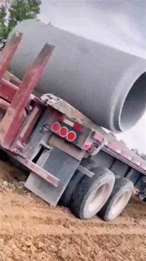 The process of unloading cement drain pipes