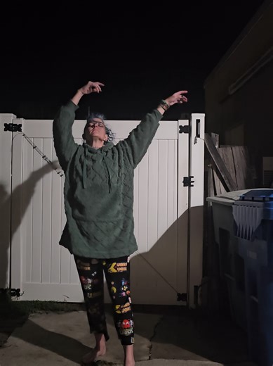 moving. #DailyDances #DanceImprovisation #DanceEveryday #CreativePlay #DancersOfTikTok