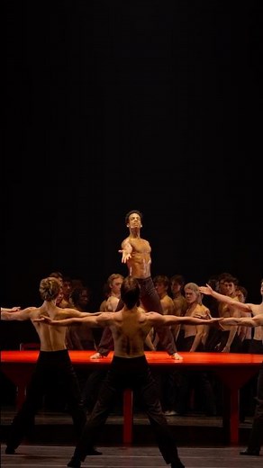 WAVES AND CIRCLES: Boléro by Maurice Béjart performed by Osiel Gouneo