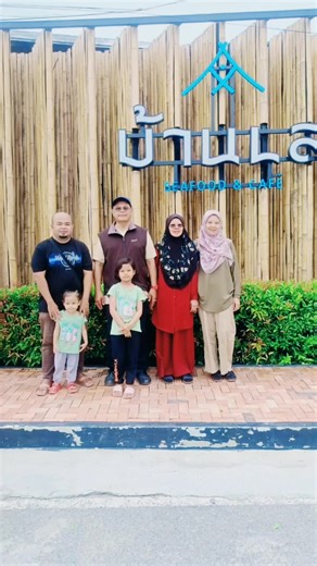 Banlay Seafood & Cafe' Pattani - A Scenic Seafood Haven in Thailand