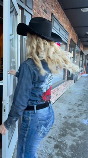 ✨ Thank you, @getyourdesertsun , for being one of my buckle sponsors and helping my skin look its best all year long! My personal favorites are the red light therapy (no UV rays) and their flawless spray tans — perfect for keeping that healthy glow on the road. ☀️💛 . With love, Rebekah Mundell Miss Rodeo Washington 2025 Conquering Adversity with Grace | Miss Rodeo Washington