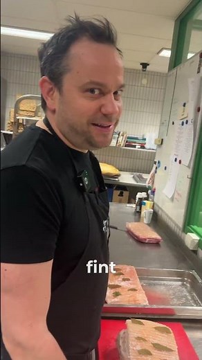 Hemligheten bakom en saftig och krispig fläskestek. Kim visar stegen från saltning till bryning.