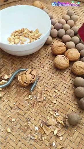 A simple manual way to crack walnuts
