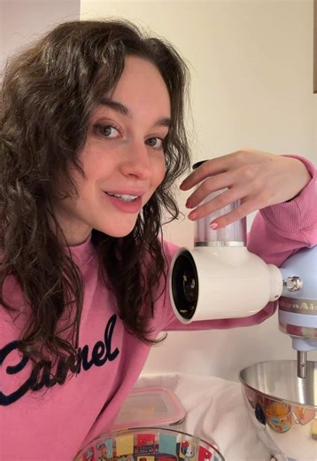 Another day, another kitchen aid attachment I'm testing out. In the new year I want to buy/ try the dicing attachment because I hate chopping vegetables (especially onions). #kitchenaid #kitchenaidmixer #kitchenaidattachment