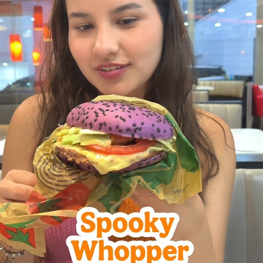 9.4K views · 35 reactions | ¡El terror se sirve en combo!  Nuestra Spooky Whopper con Fanta de uva llegó para embrujarte de sabor   Disponible por tiempo limitado en todos nuestros locales a nivel nacional. ¡Corre antes de que desaparezca! ️ Burger King utiliza colorantes de origen vegetal. | Burger King Ecuador | Facebook