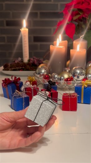 Cathrine Andersen on Instagram: "DIY Mini-gaver 🎁 Super nemme små gaver som kan pynte i dekorationerne, på juletræet eller på julebordet 🎄 Målene på de gaver jeg har lavet her er 4x4 cm eller 5x5 cm.. Men man kan lave dem præcis den størrelse man ønsker.. Lille ekstra tip - de 6 firkanter jeg klipper af ud fra skabelonen, samler jeg efterfølgende også til en gave mere;) #homemadechristmas #omg #❤️ #diy #jul"